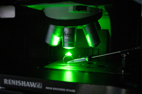 inVia konfokalt Raman-mikroskop analyserar en ädelsten